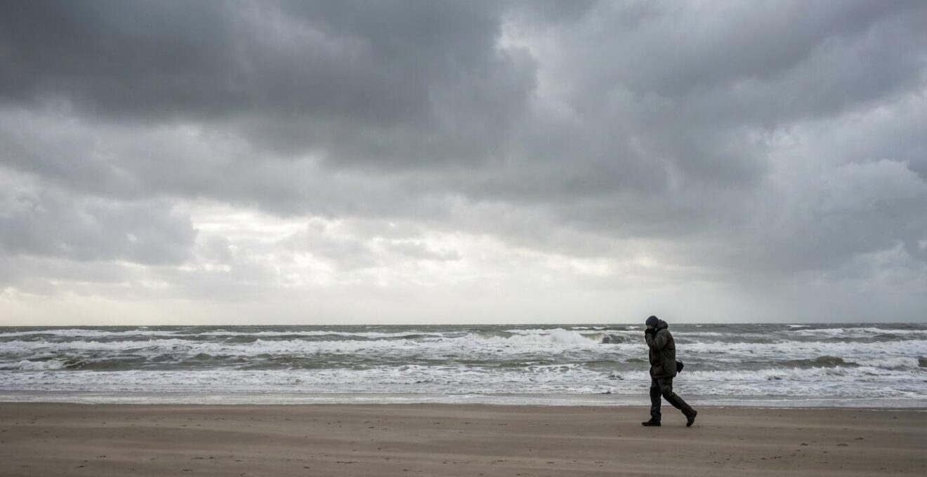 Dramatisch november zeezicht aan de Belgische kust met hoge golven en stormachtig weer